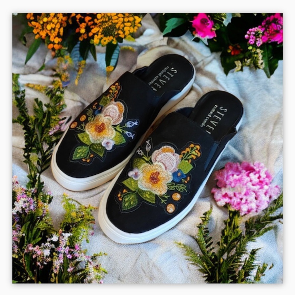 Steve Madden NATURAL COMFORT BLACK FLORAL EMBROIDERED SHOES SIZE 6W NWOT 🍂​ - Picture 2 of 11